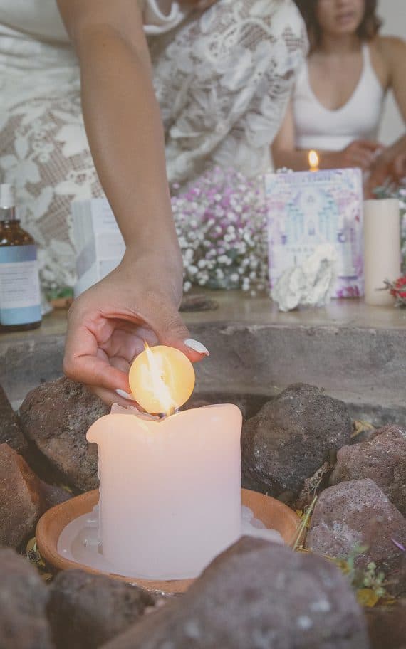 Espacio de presencia – ritual de vela en piedra